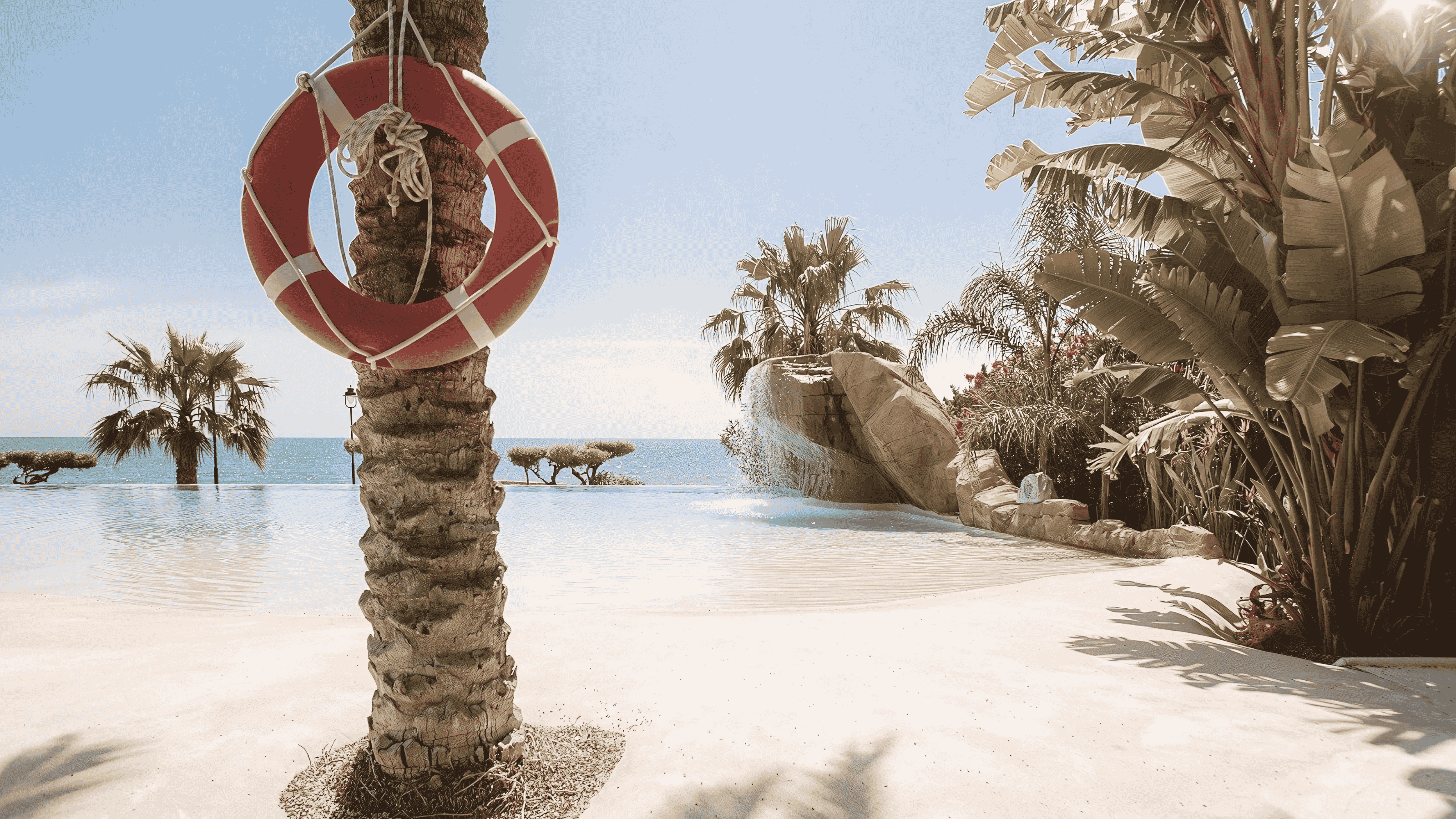 arelite® Classic es el revestimiento continuo mineral de cuarzo diseñado específicamente para crear auténticas&nbsp;piscinas de arena, recreando el aspecto y la sensación de una playa natural dentro del vaso, con una estética tropical integrada en el entorno y una superficie confortable y segura. Es una solución pensada para obra nueva y reforma, concebida como “método definitivo” por su resistencia, su belleza y su durabilidad demostrada en obra real durante más de una década.   Formulado como mortero seco preparado, arelite® Classic se suministra en sacos de 25 kg y se prepara únicamente con agua, logrando una mezcla homogénea y trabajable para su aplicación con llana o mediante proyección a máquina. Su composición es de base mineral e incorpora cementos, calcio, arcillas, áridos de cuarzo, compuestos impermeabilizantes, aditivos especiales y pigmentos naturales, lo que permite obtener un revestimiento continuo con carácter mineral, de tacto agradable y acabado decorativo tipo arena.   arelite® Classic se aplica sobre soportes cementosos debidamente acondicionados, como hormigones, revocos duros o gunitados, que deben ser resistentes, estar perfectamente fraguados y limpios de polvo, pintura o aceites, y presentarse rayados o peinados para asegurar el anclaje mecánico del revestimiento. Para la preparación de superficies se indica el uso de AR4, garantizando una base adecuada para el agarre del sistema y la continuidad del acabado final.   En cuanto a la puesta en obra, la ficha técnica indica añadir 3,5 L de agua por cada saco de 25 kg, mezclar manual o mecánicamente, dejar reposar 5 minutos y reamasar antes de aplicar. Puede proyectarse a máquina en una sola capa o aplicarse a mano con el soporte húmedo en dos capas, realizando el acabado final con llana y dejando un “liso quemado”, manteniendo la humedad con vaporizadores y pudiendo usar rodillo de espuma para homogeneizar la terminación. En el acabado Classic Natur, el sistema se “lava y desactiva” el mismo día, mientras que en los acabados tipo Polish se admite el pulido con discos de diamante para un resultado más fino y suave al tacto, elevando la sensación premium sin perder la continuidad del revestimiento.   El resultado es una superficie continua de cuarzo que combina estética orgánica tipo playa con prestaciones técnicas orientadas a la durabilidad: la ficha declara resistencia a compresión a 28 días de 38 N/mm², resistencia a flexión a 28 días superior a 8 N/mm², reacción al fuego Euroclase A1, granulometría menor de 1 mm y espesores de trabajo entre 5 y 20 mm, con un rendimiento orientativo de 24 kg/m² para 10 mm de espesor. Su vida de pasta aproximada es de 60 minutos, facilitando la trabajabilidad en condiciones normales, y se especifican precauciones de aplicación para asegurar un resultado óptimo (no aplicar con riesgo de heladas o lluvia, ni por debajo de 5 ºC o por encima de 35 ºC, y respetar un espesor mínimo recomendado).   arelite® Classic se orienta a proyectos donde se busca algo más que una piscina tradicional: piscinas tropicales y tematizadas, playas integradas, zonas tipo laguna, spas y fuentes, e incluso aplicaciones donde se requiera recrear paisajes con efecto arena, logrando una estética natural de alto impacto con un sistema mineral continuo. Por su concepto, sus acabados (Natur y Polish) y su formulación, arelite® Classic se posiciona como una solución de referencia para quienes quieren transformar una piscina en una experiencia de “playa” realista, confortable y de larga vida útil.