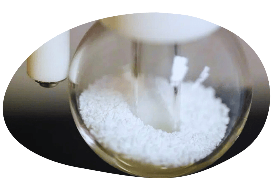 Arelite® incorpora materias primas seleccionadas que mejoran la reología y impermeabilidad, permiten color y tono estables incluso cuando se expone a la radiación UV, el agua tratada y el desgaste diario. Ofrece una superficie antideslizante segura, que también mantiene una textura agradable que conserva su apariencia de «recién aplicado» año tras año. Es ideal para entornos exigentes como las piscinas, donde la resistencia a los agentes químicos y las inclemencias del tiempo son cruciales para prolongar la vida útil del acabado.