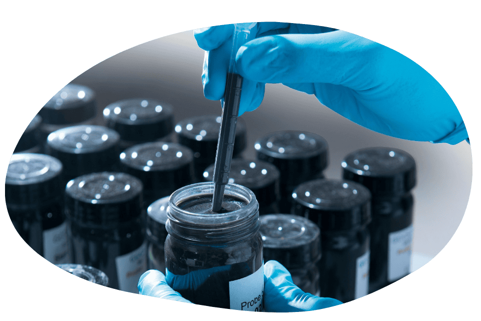 Los revestimientos arelite® integran en su núcleo la tecnología mineral eMiner®, desarrollada para sustituir sintéticos y derivados petroquímicos por bases 100% ecológicas y reciclables, creando superficies vivas que sellan poros y fisuras con cristales naturales autoregenerantes. Piscinas que duran generaciones: cálidas como arena tropical, impenetrables al agua y cloro, con tacto suave y antideslizante. Esta tecnología, reduce huella de carbono y asegura belleza intacta durante décadas.