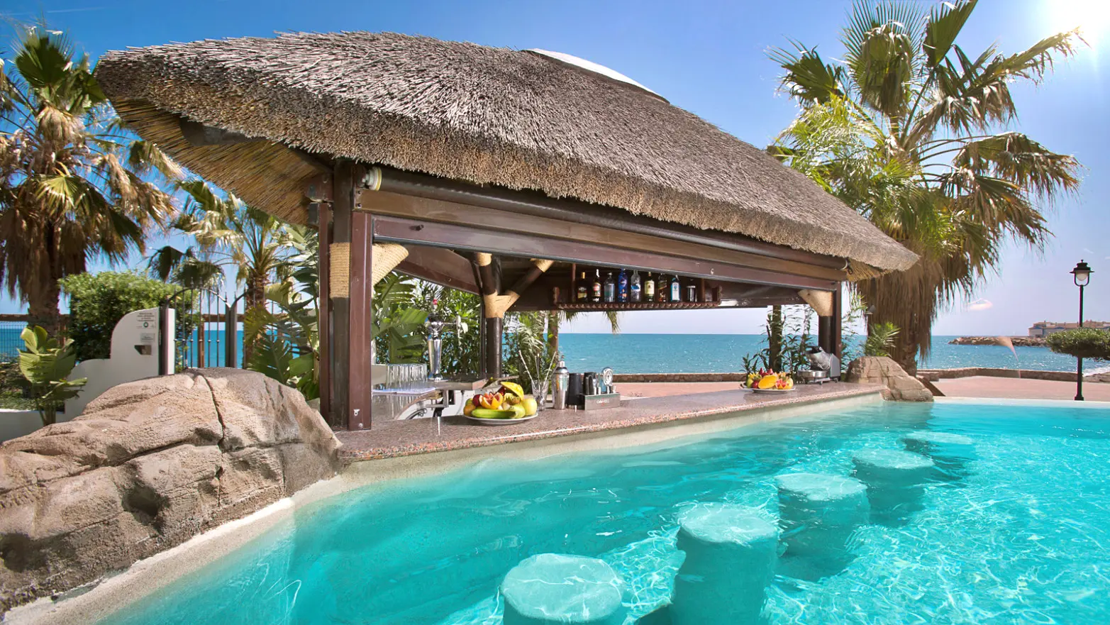 Bar húmedo integrado en una piscina de arena para hotel o resort